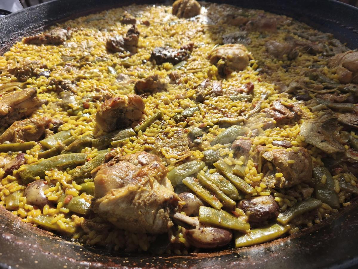 Una de las paellas realizadas por los alumnos.