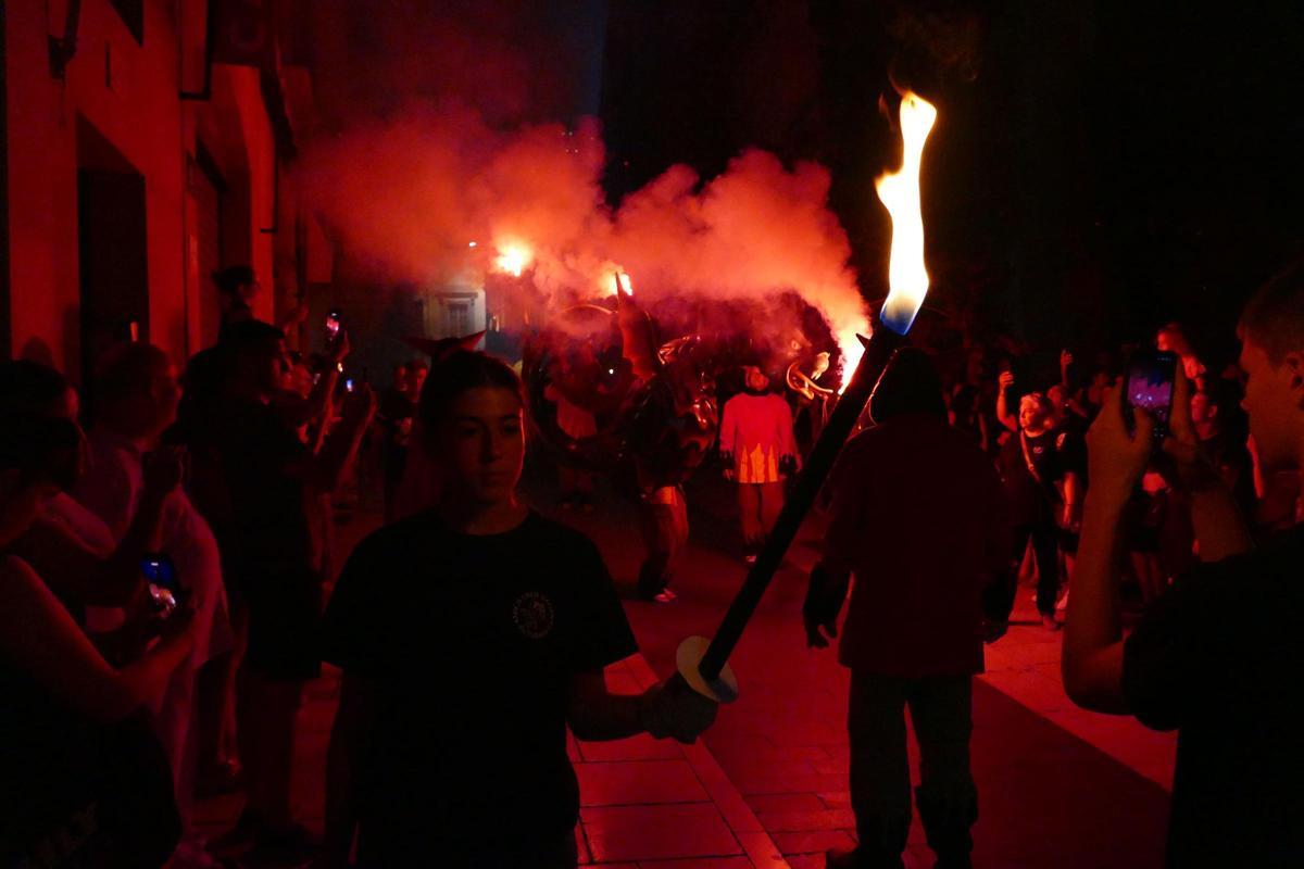 EN IMATGES | L'Encesa del Drac atrau desenes de persones per celebrar la revetlla de Sant Pere a Figueres