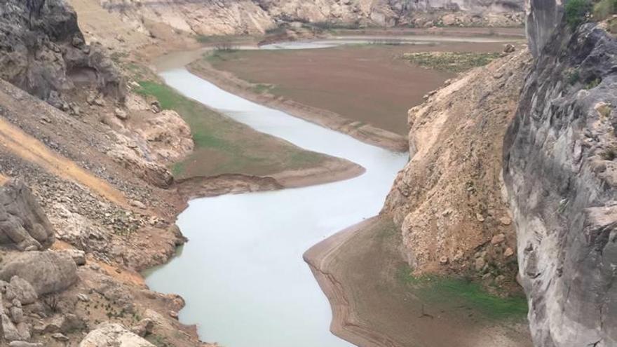 El pantano de la Fuensanta se queda sin agua