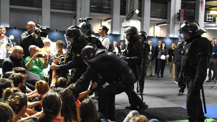 Els activistes prohabitatge bloquegen un saló de fons d’inversió immobiliari a Barcelona