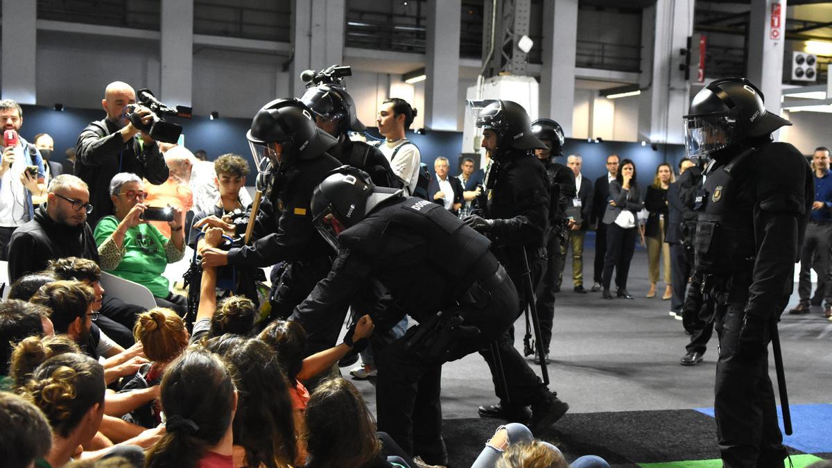 Agents dels mossos retirant manifestants concentrats a l&#039;interior de The District