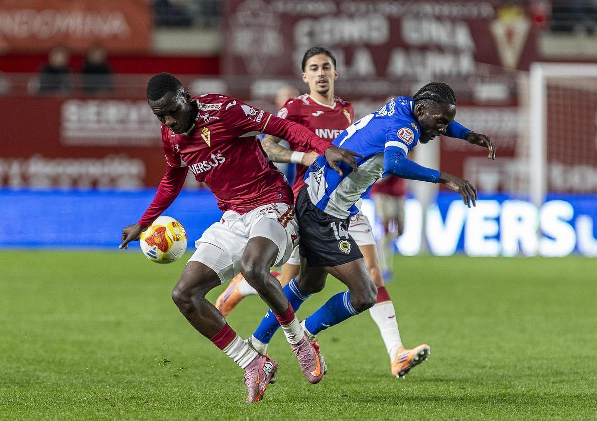 Ben Hamed pierde el balón en la pugna con Sekou Djanbou en el partido jugado en Murcia en enero.