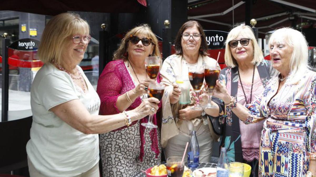 Manoli Cala, Mari Carmen Iglesias, Leticia Castro, Mari Cruz Valentín y Marta Sánchez, en la calle Corrida.  | Fernando  Rodríguez