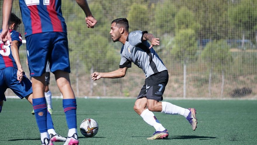 El Real Murcia salva un punto insuficiente ante el Atlético Levante (1-1)