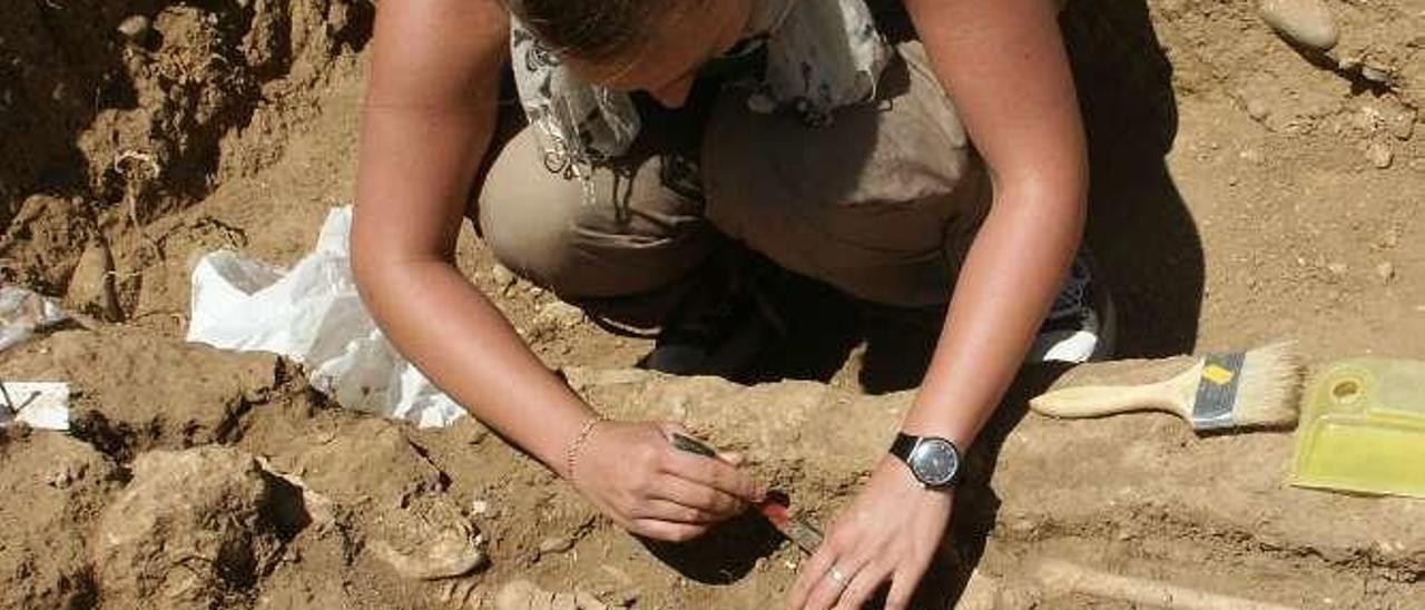 Excavación de tumbas en el yacimiento de Marialba.