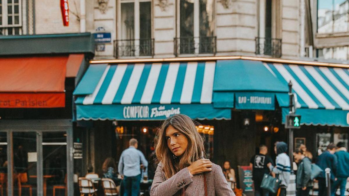 Belén Hostalet con traje de chaqueta y Converse