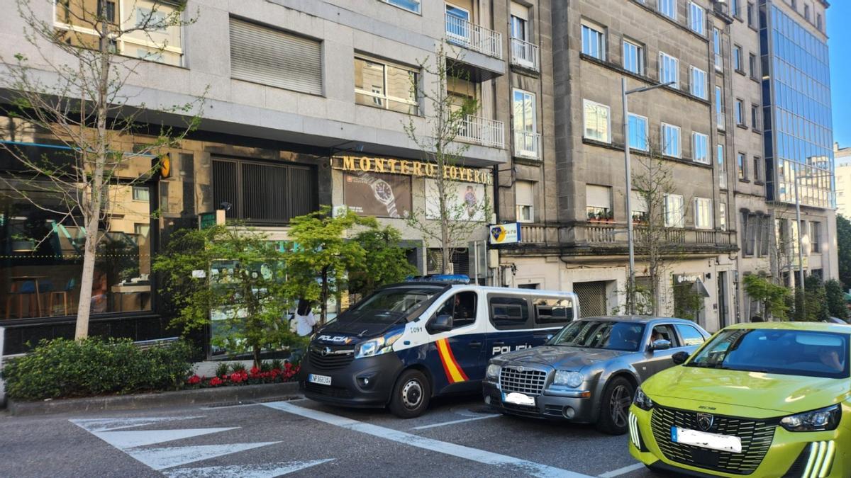 Furgón de Policía Nacional delante de la joyería atracada en la Gran Vía de Vigo