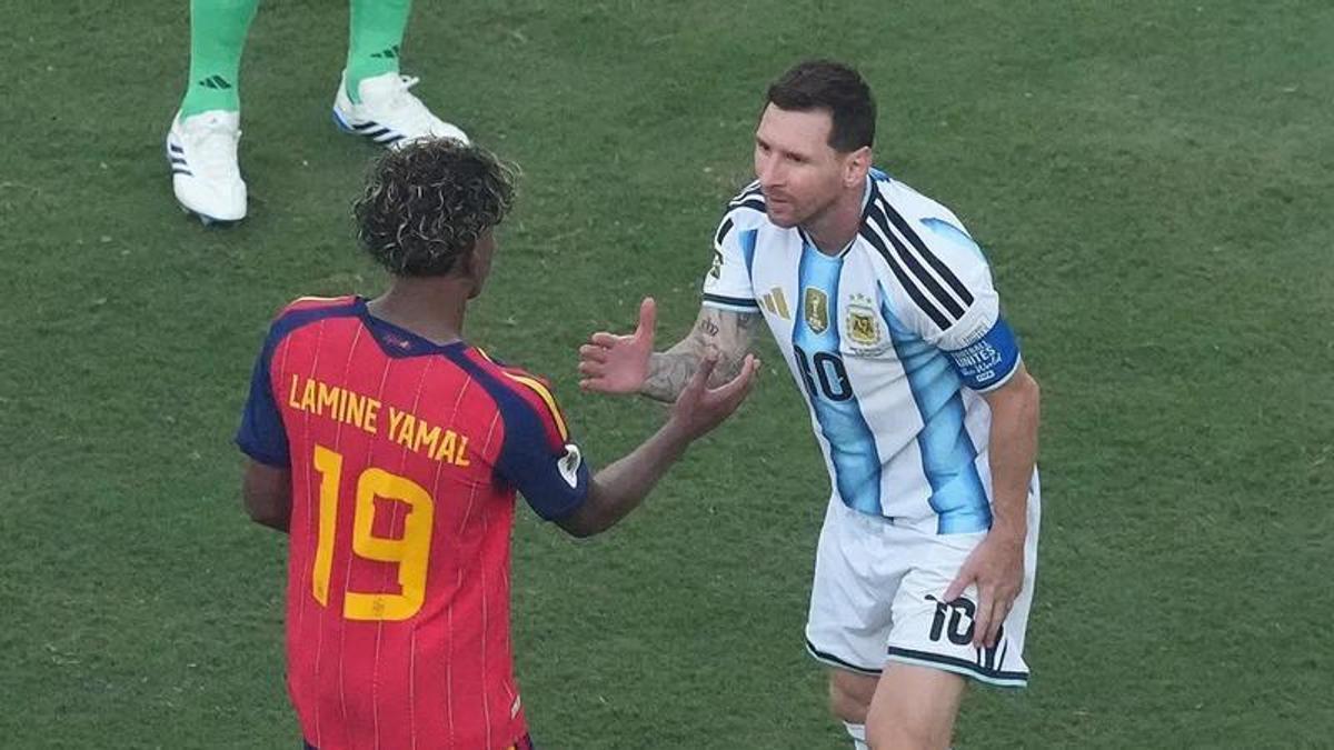 Messi saluda a Lamine yamal tras la final.
