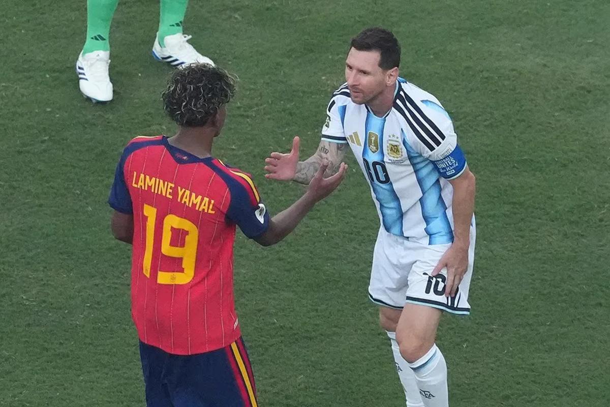 Messi saluda a Lamine yamal tras la final.