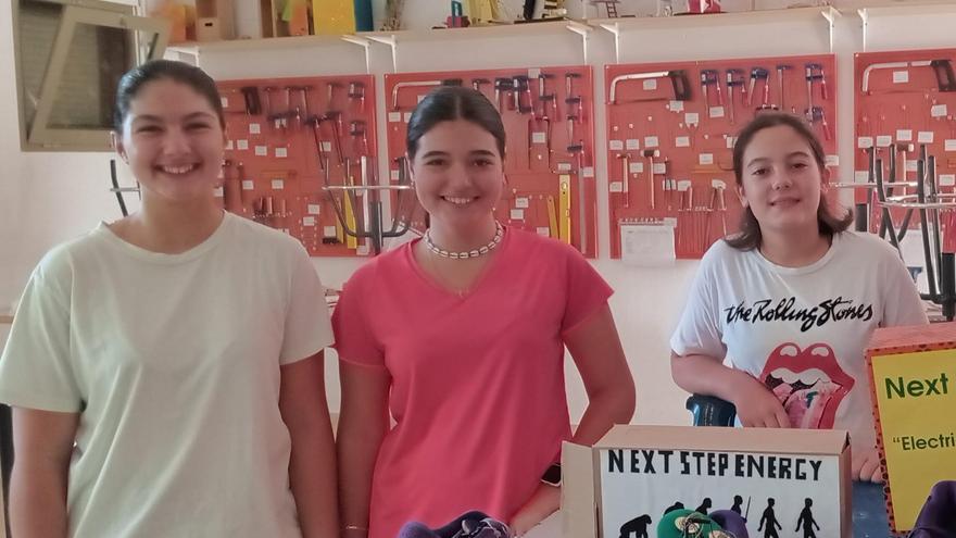 De izquierda a derecha, Victoria, Raquel y Paula, ganadoras del concurso nacional RedeSTEAM.