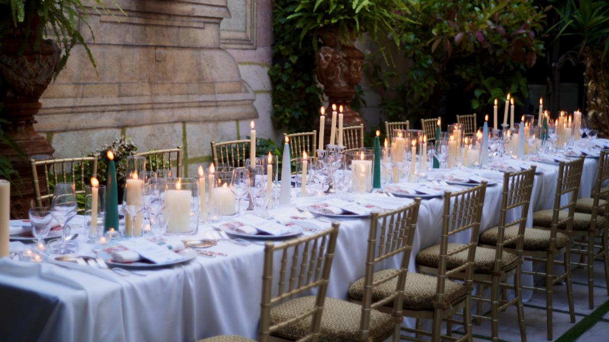 La terraza interior de El Jardín de Orfila, un oasis discreto dentro del Relais & Châteaux Hotel Orfila.