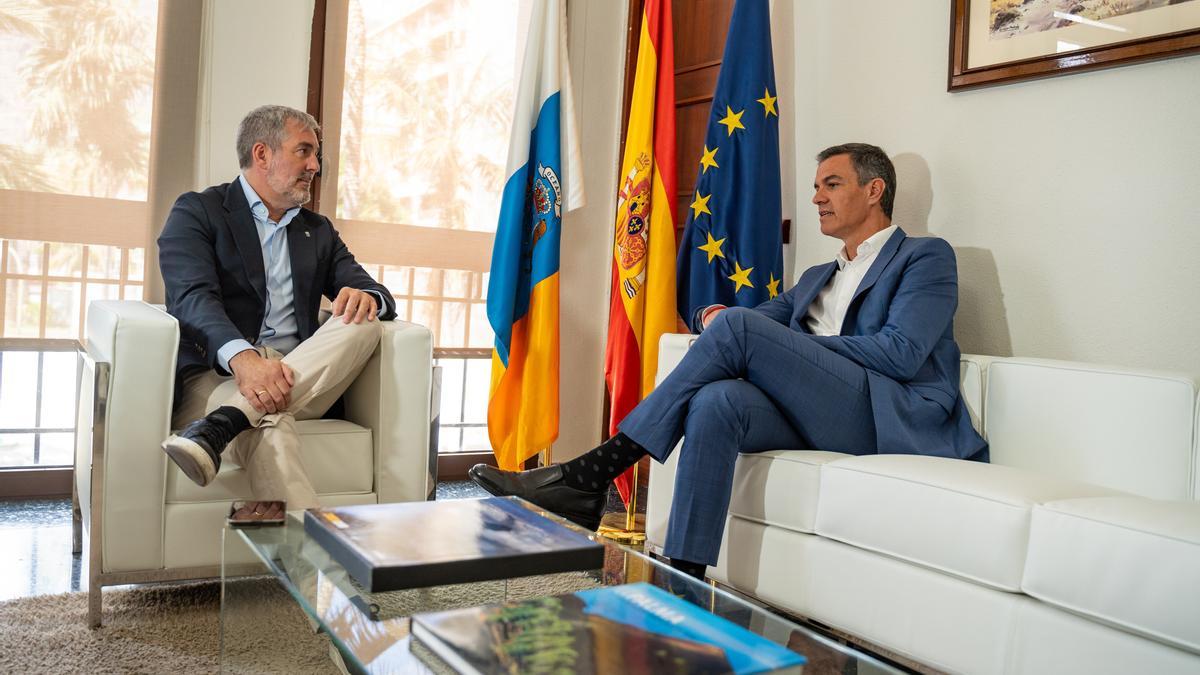 El presidente del Gobierno, Pedro Sánchez (d), y el presidente de Canarias, Fernando Clavijo (i), durante su reunión para abordar la crisis migratoria el pasado 23 de agosto en La Palma.