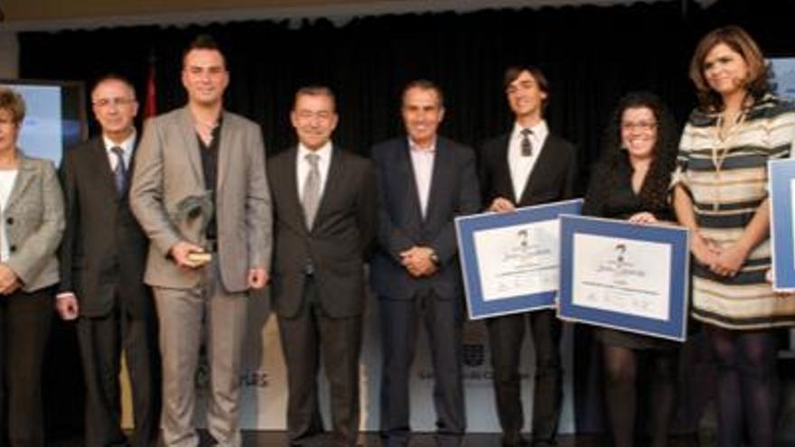 Imagen de los galardonados con los Premios &#039;Joven Canarias 2011&#039; con las autoridades, anoche en la localidad de Antigua. i  CARLOS DE SAÁ