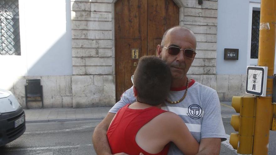 El menor fugado, con su padre, en imagen de este verano.