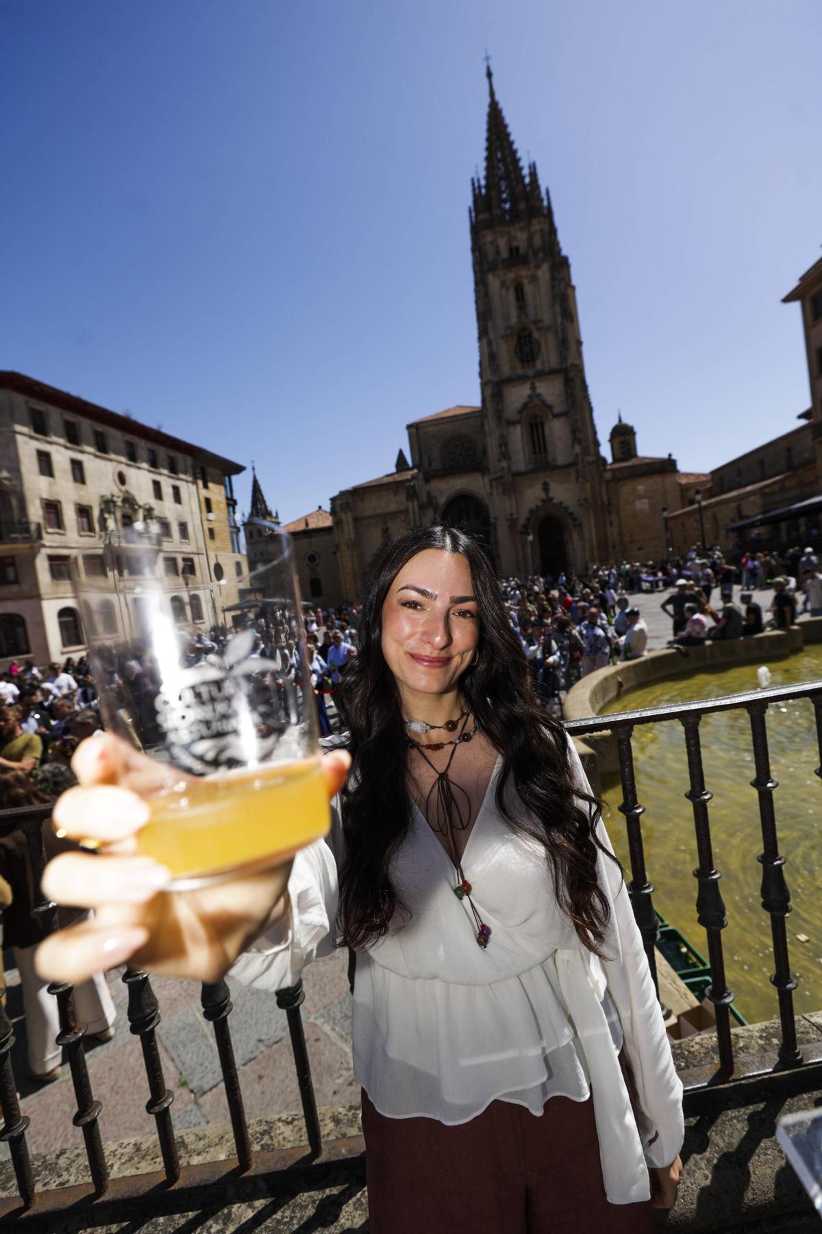 Oviedo levanta el brazo para un escanciado popular con más de un millar de personas por el Día Mundial de la Sidra, en imágenes