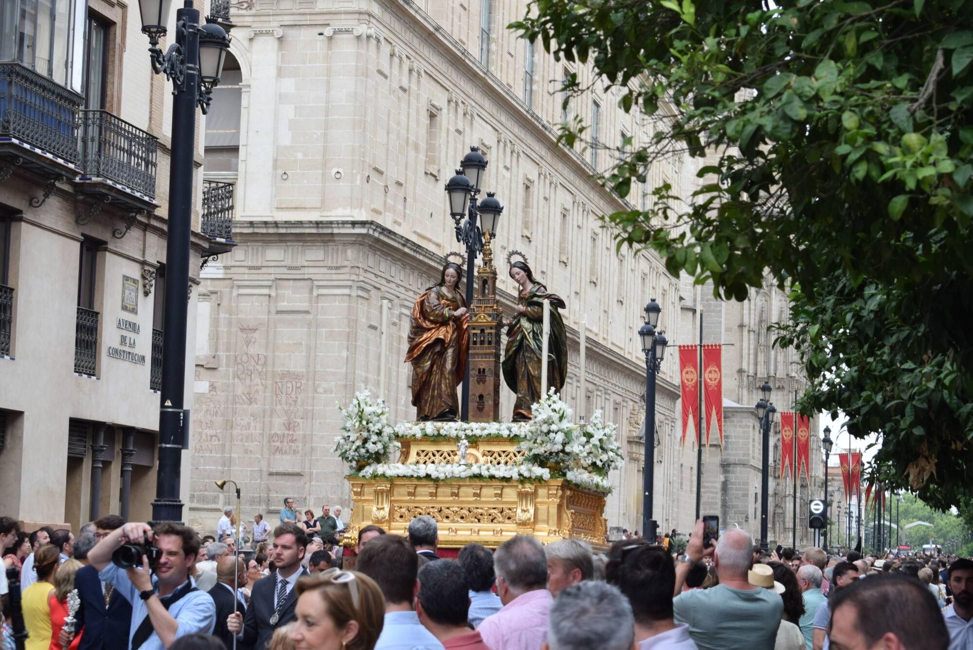 El paso de Santas Justa y Rufina por la Avenida de la Constitución en la procesión del Corpus Christi de Sevilla