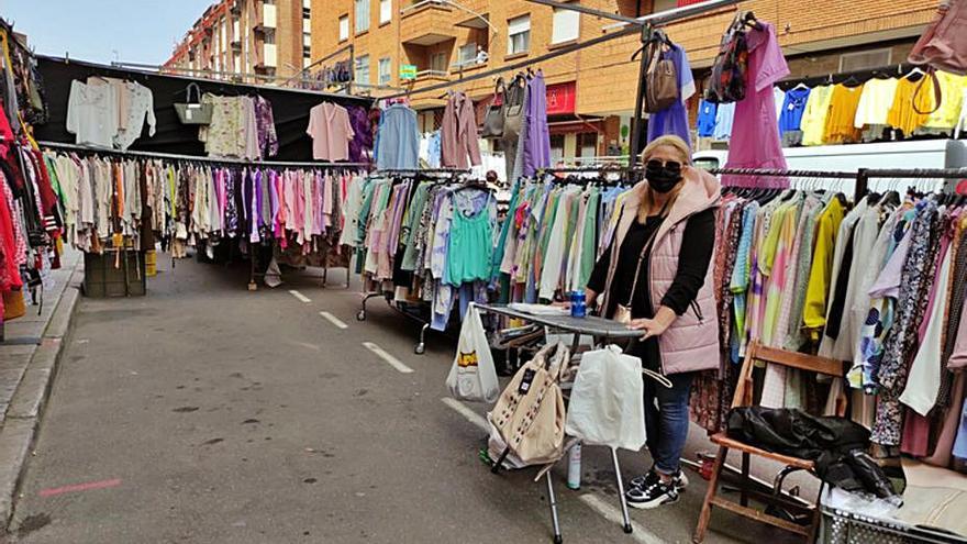 Sonia, desanimada por la situación que están viviendo, no deja de animar las compras. | E. P.