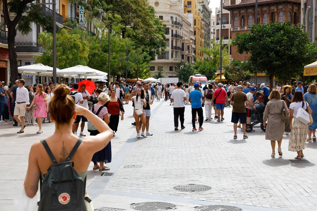 Turistas, en los alrededores del Mercado Central y la Lonja de la Seda de València.