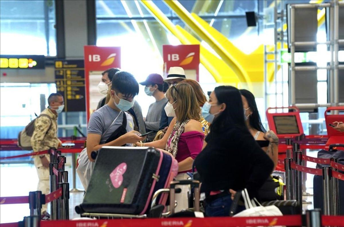  Primer día laborable tras la finalización del estado de alarma por el covid-19 , en la imagen ambiente en la T4 del aeropuerto Adolfo Suarez Madrid-Barajas. 