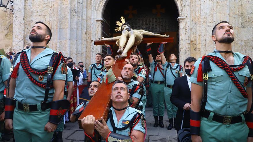 Los legionarios del Tercio Gran Capitán acompañan al Señor de la Caridad en su Vía Crucis