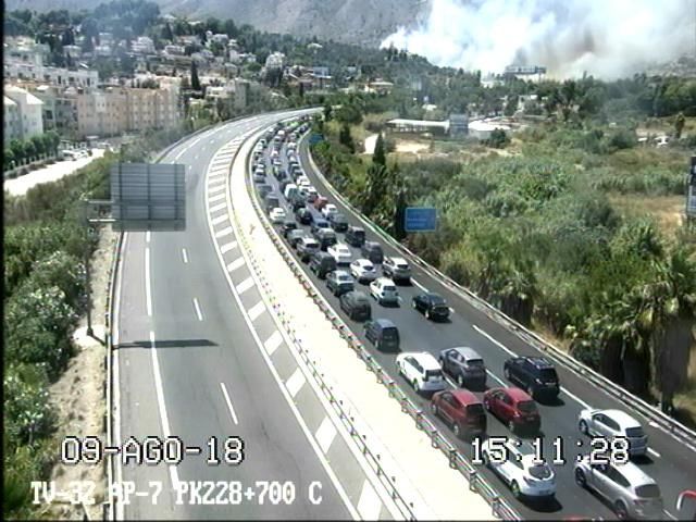 El atasco provocado por el incendio, visto desde las cámaras de tráfico de la DGT.