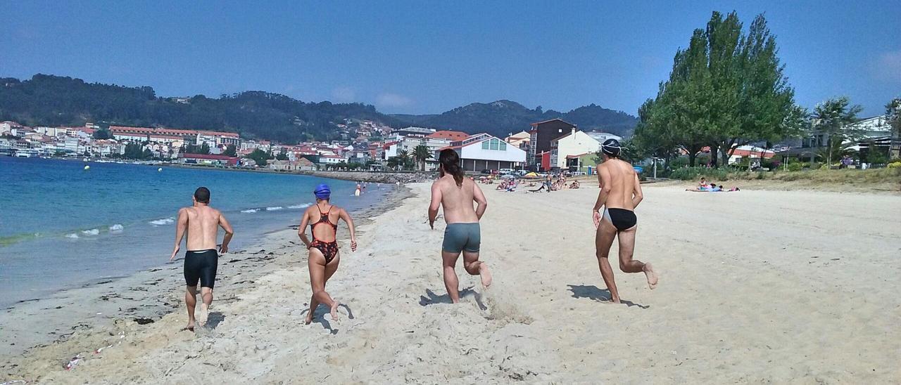 Pruebas de selección de socorristas para el Concello de Cangas en la playa de Rodeira, en una anterior campaña veraniega.