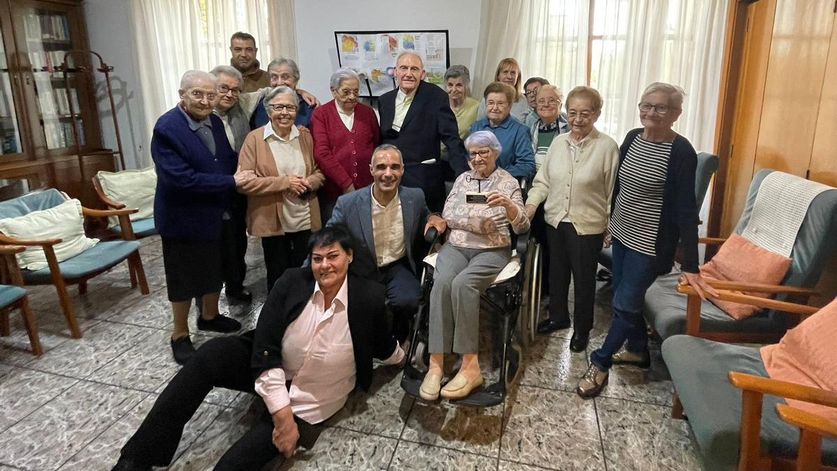 Juan Molpeceres, actual presidente del Casal de la Pau, y José Antonio Bargues, su fundador, junto a algunos de los voluntarios y una de las homenajeadas.