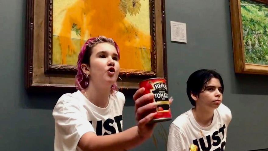 Dos manifestantes contra el cambio climático lanzan tomate a 'Los Girasoles' de Van Gogh