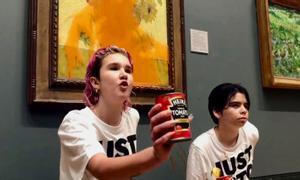 Dos manifestantes contra el cambio climático lanzan tomate a Los Girasoles de Van Gogh