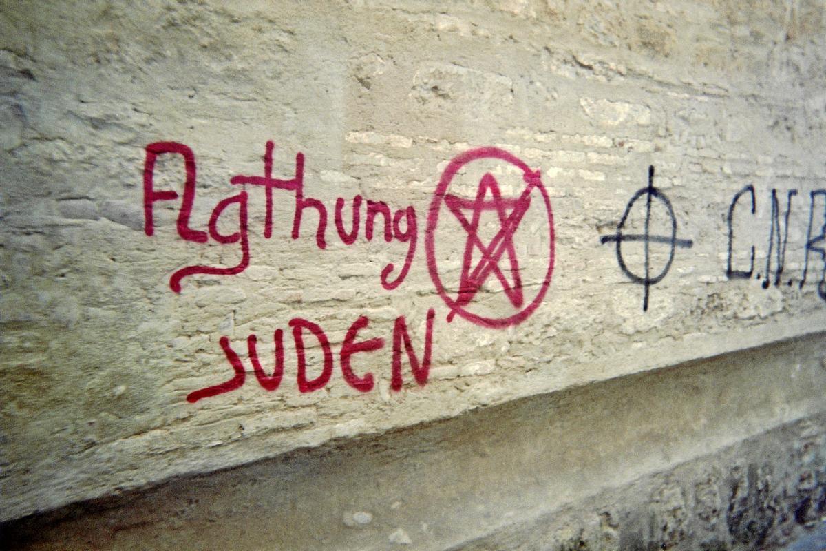 Pintadas nazis en la Sinagoga.