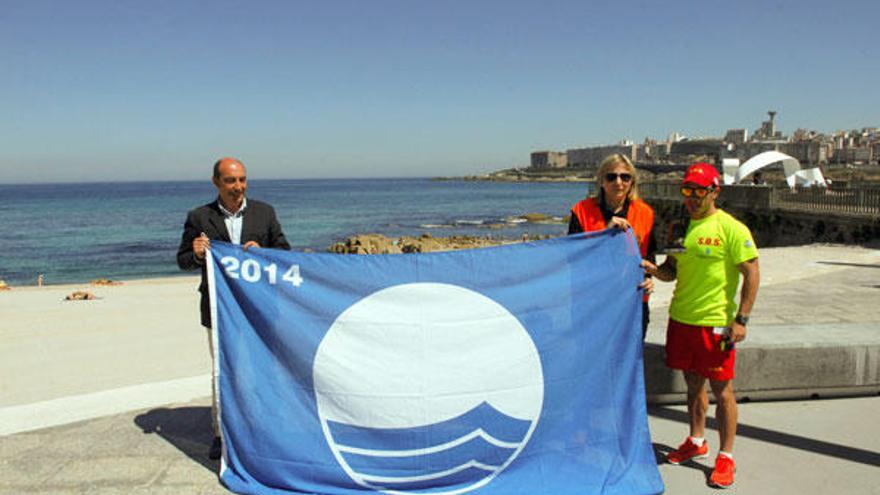 Izado de la bandera azul en la playa coruñesa de Riazor en 2014.