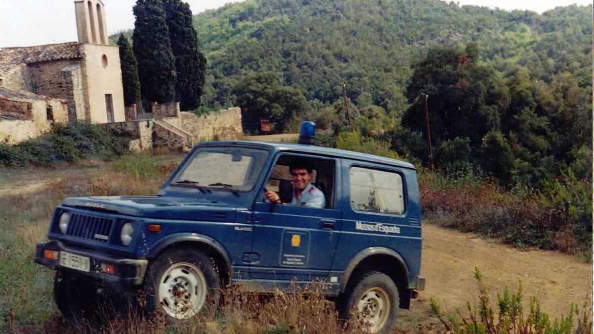 UN QUART DE SEGLE de la història dels Mossos a Girona, en imatges. 1 Una patrulla rural dels Mossos en una zona de Vidreres durant l’estiu de 1986. F  | MOSSOS