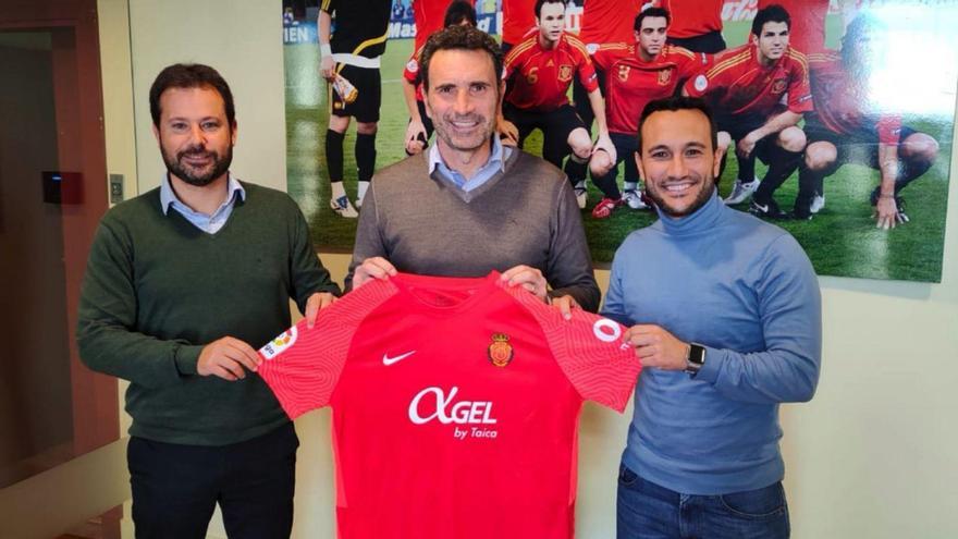 Detalle Ortells y Marty entregan una camiseta a la Federación Española | RCDMALLORCA