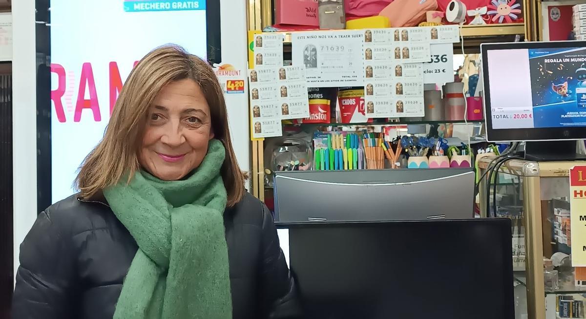Charo Lucena, de la administración ubicada en la Papelería Lucena, de Baena.