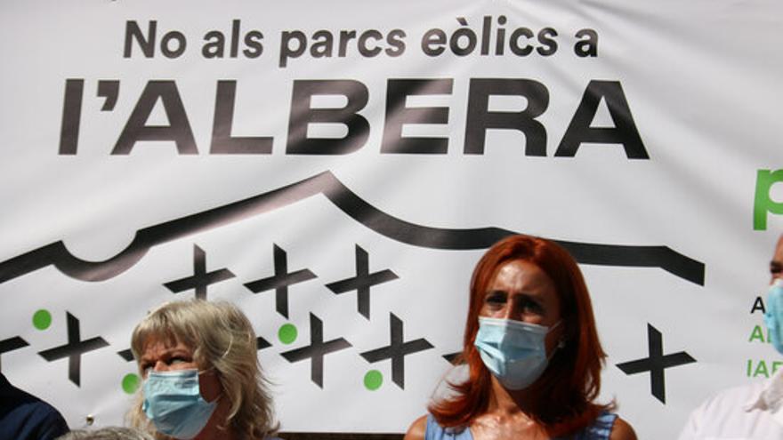 Pancarta contra els molins de Capmany aquest setembre