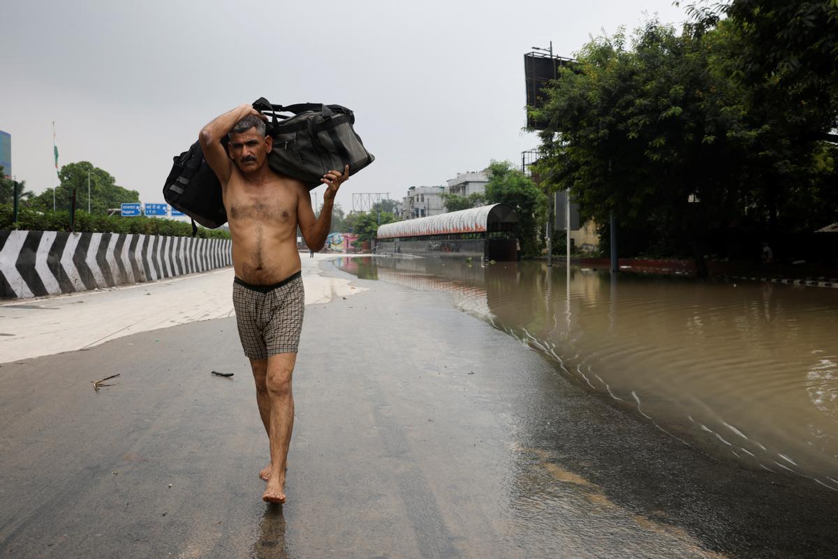 El río Yamuna se ha desbordado debido a las lluvias monzónicas en Nueva Delhi.