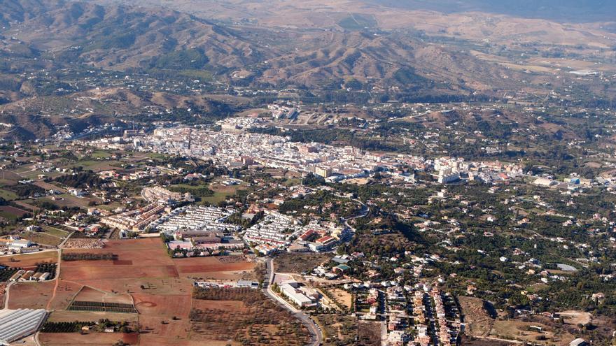 Dos hombres asaltan con un hacha a una mujer en su casa de Coín