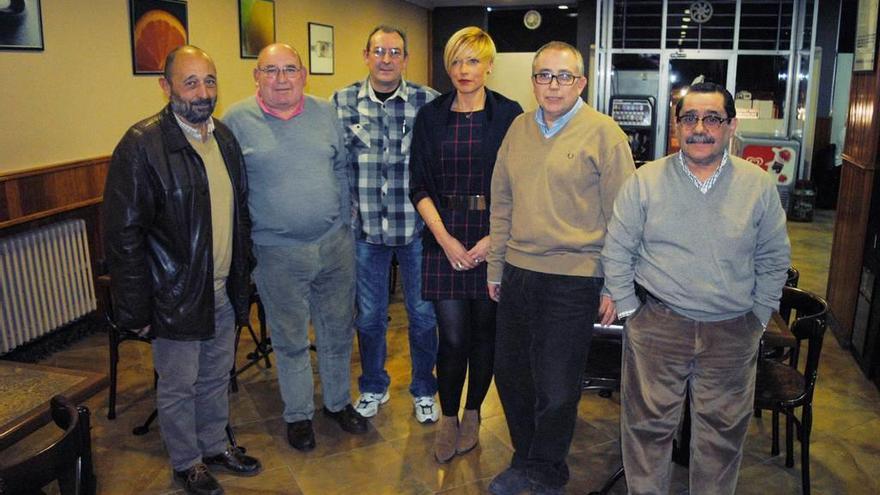 Por la izquierda, Teodoro Gómez, José Manuel Colunga, José Emilio Noval, Nani Álvarez, José Ramón Arias y Mario Alonso, miembros de la directiva de Siero Jacobeo.