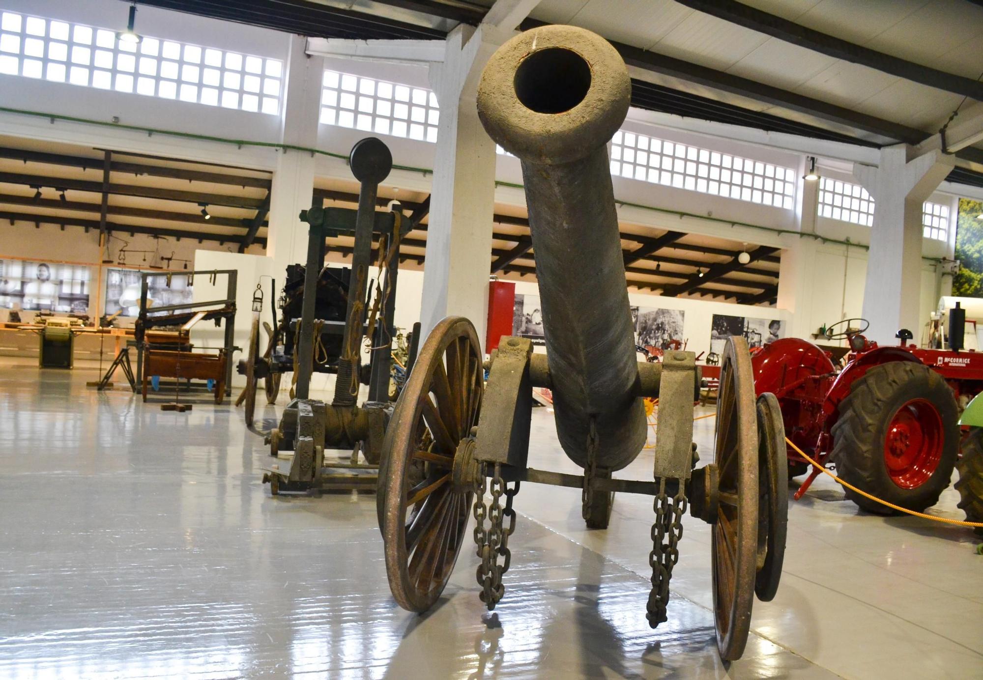 Cañón, en primer término, y detrás una catapulta, en la exposición de Silviella.