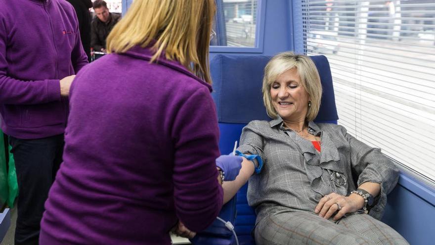 La consejera de Sanidad, Verónica Casado, dona sangre durante la presentación de la campaña entre los profesionales de Atención Primaria.