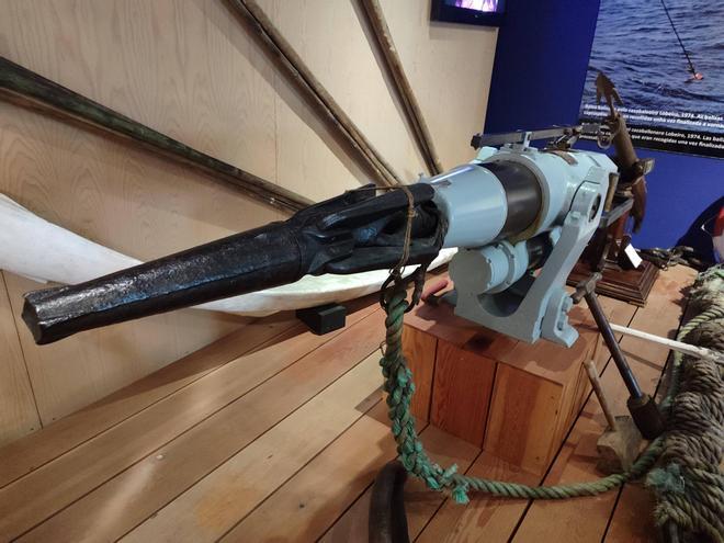 La sala dedicada a la caza de la ballena en el Museo Massó de Bueu