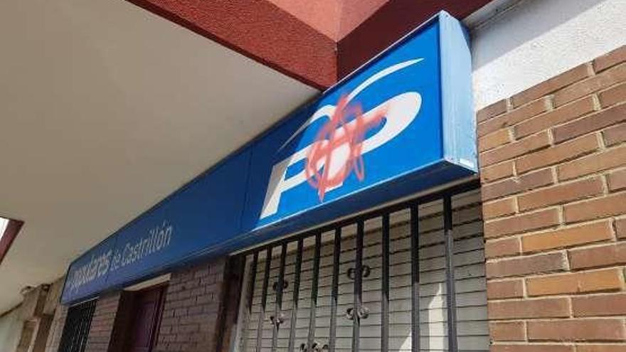 Pintarrajean el rótulo de la sede del PP