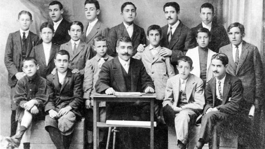 El profesor de Dibujo, Arturo del Fresno, con sus alumnos del curso 1914-15.