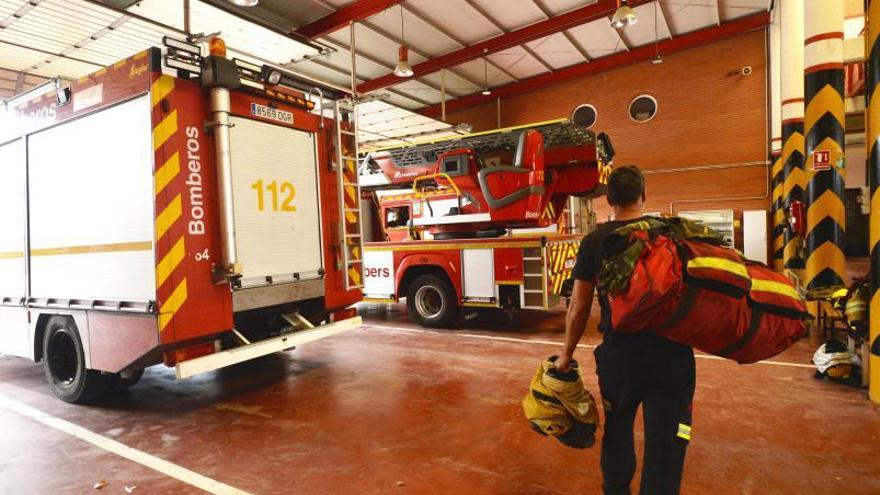 Un bombero se prepara a primera hora de la mañana de servicio en el parque de bomberos de Elche.  | MATÍAS SEGARRA