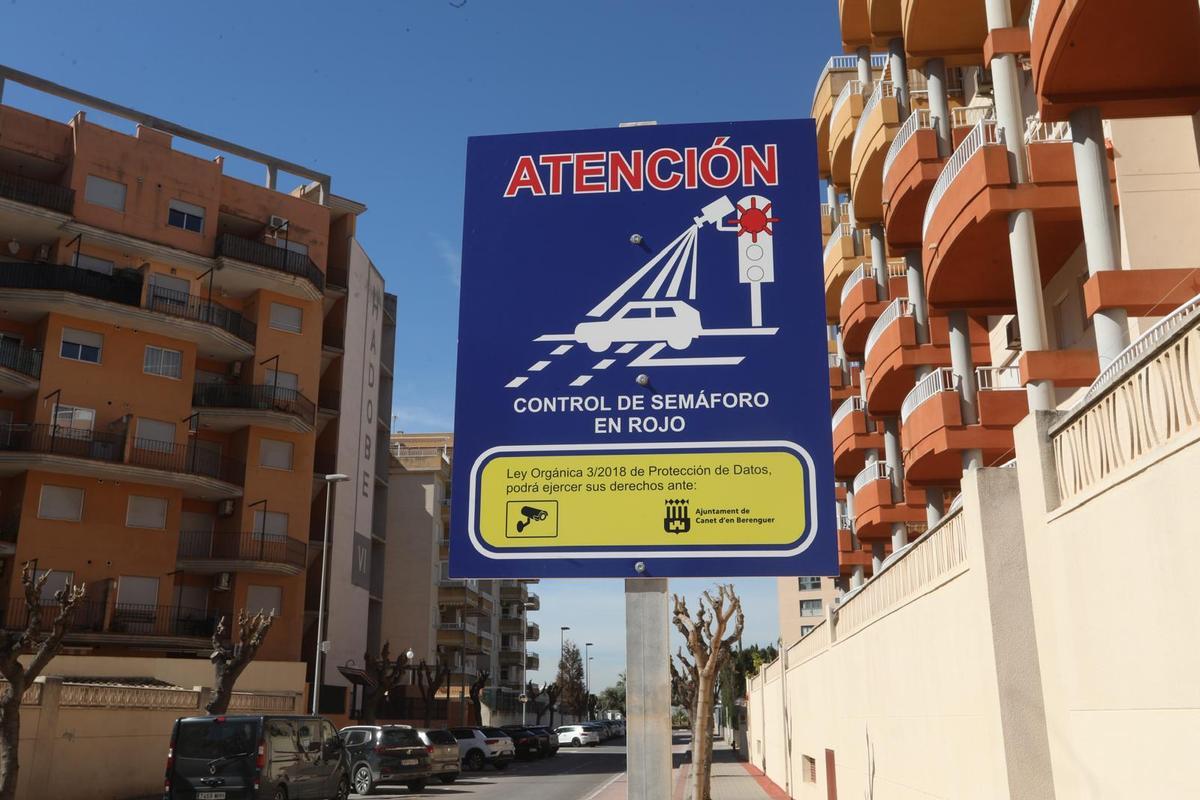 Cartel que advierte del semáforo y el radar.