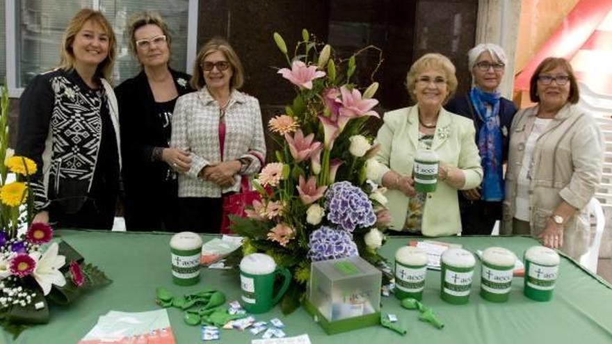 Boluda y Angulo, con voluntarias de la AECC de Xàtiva.