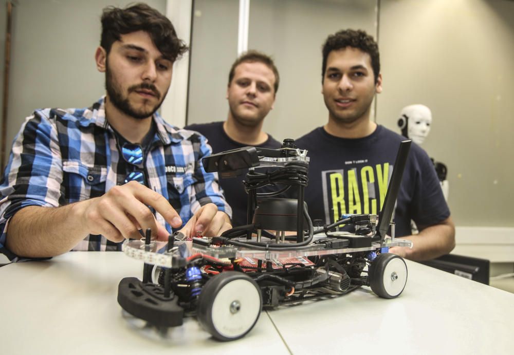 Alumnos de Robótica diseñan un prototipo para Seat
