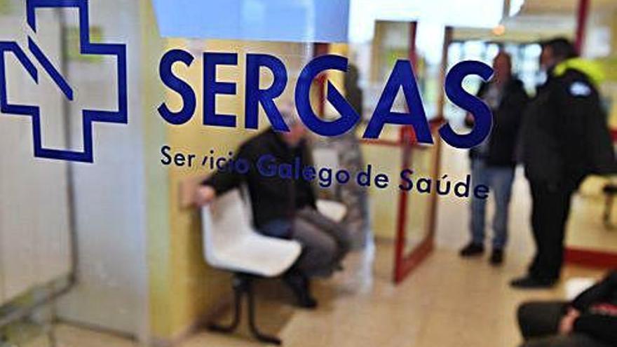 Pacientes en la sala de espera de un centro de salud del Sergas.