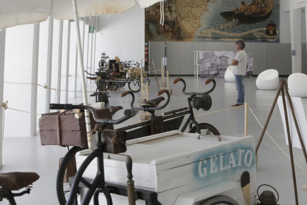 Exposición de bicicletas en la antigua estación de