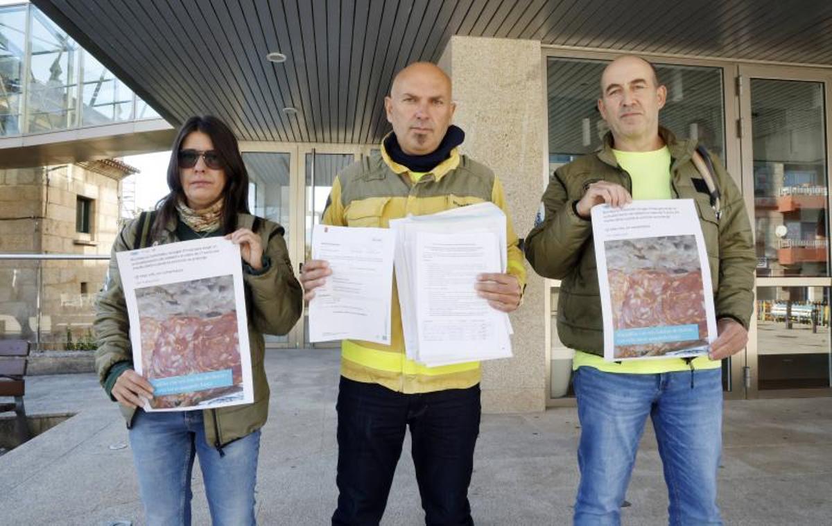 Bomberos forestales que presentaron este martes en Nigrán 717 firmas para exigir mejoras en el avituallamiento de agua y alimentos.